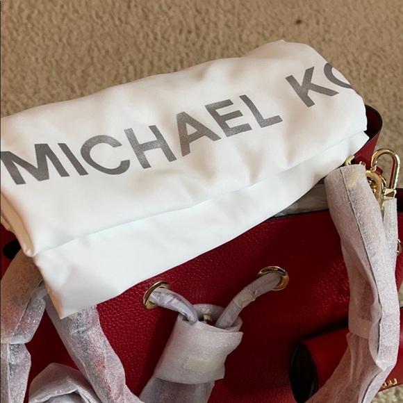 🛑Sold 🛑Michael Kors NWT red pebble leather bucke - Picture 5 of 5